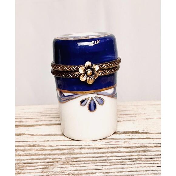 Limoges Vintage porcelain trinket box, pill box - Picture 1 of 8